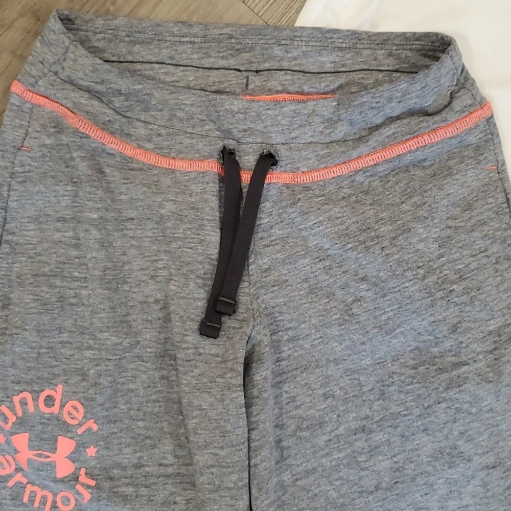 Under Armour T-Shirt & Capri/Joggers Matching Set Size Small